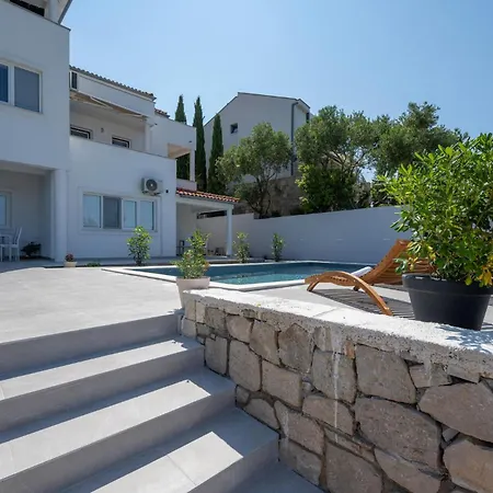 2 Bedroom Stunning In *