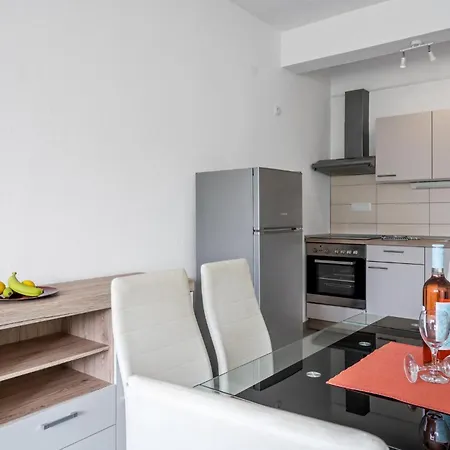 2 Bedroom Stunning In *