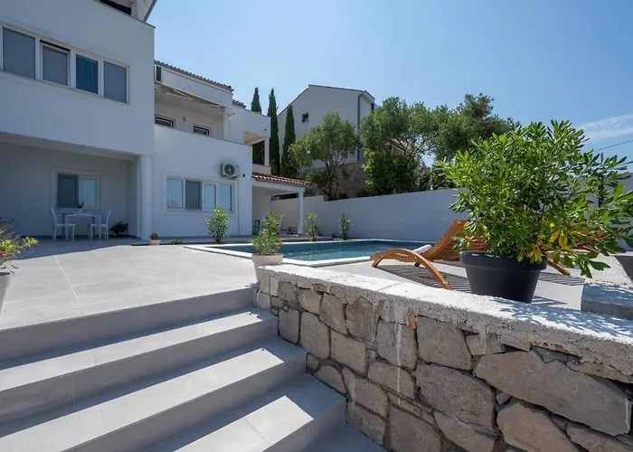 2 Bedroom Stunning In *