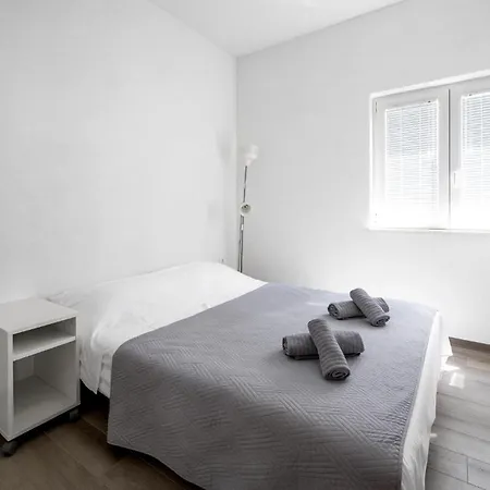 2 Bedroom Stunning In *