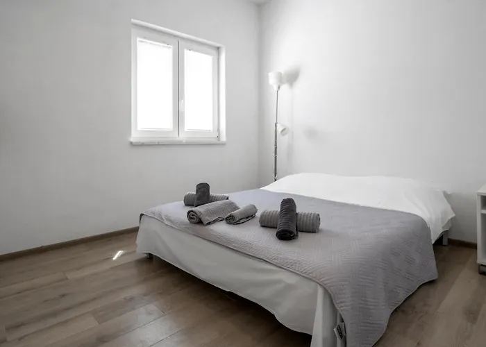 2 Bedroom Stunning In *