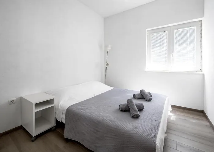 2 Bedroom Stunning In *