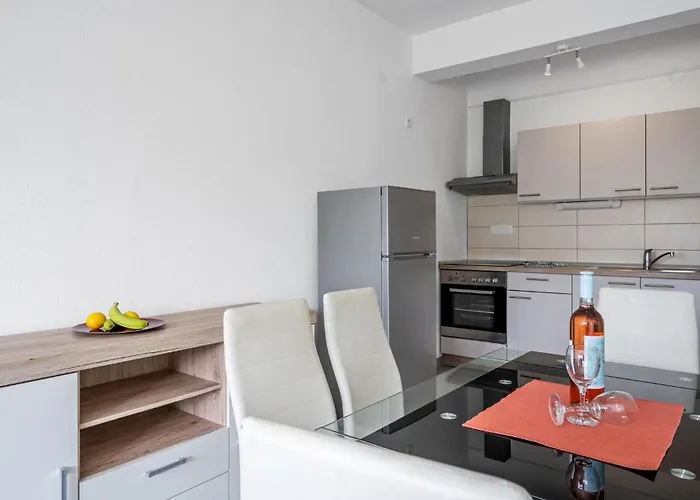 2 Bedroom Stunning In *